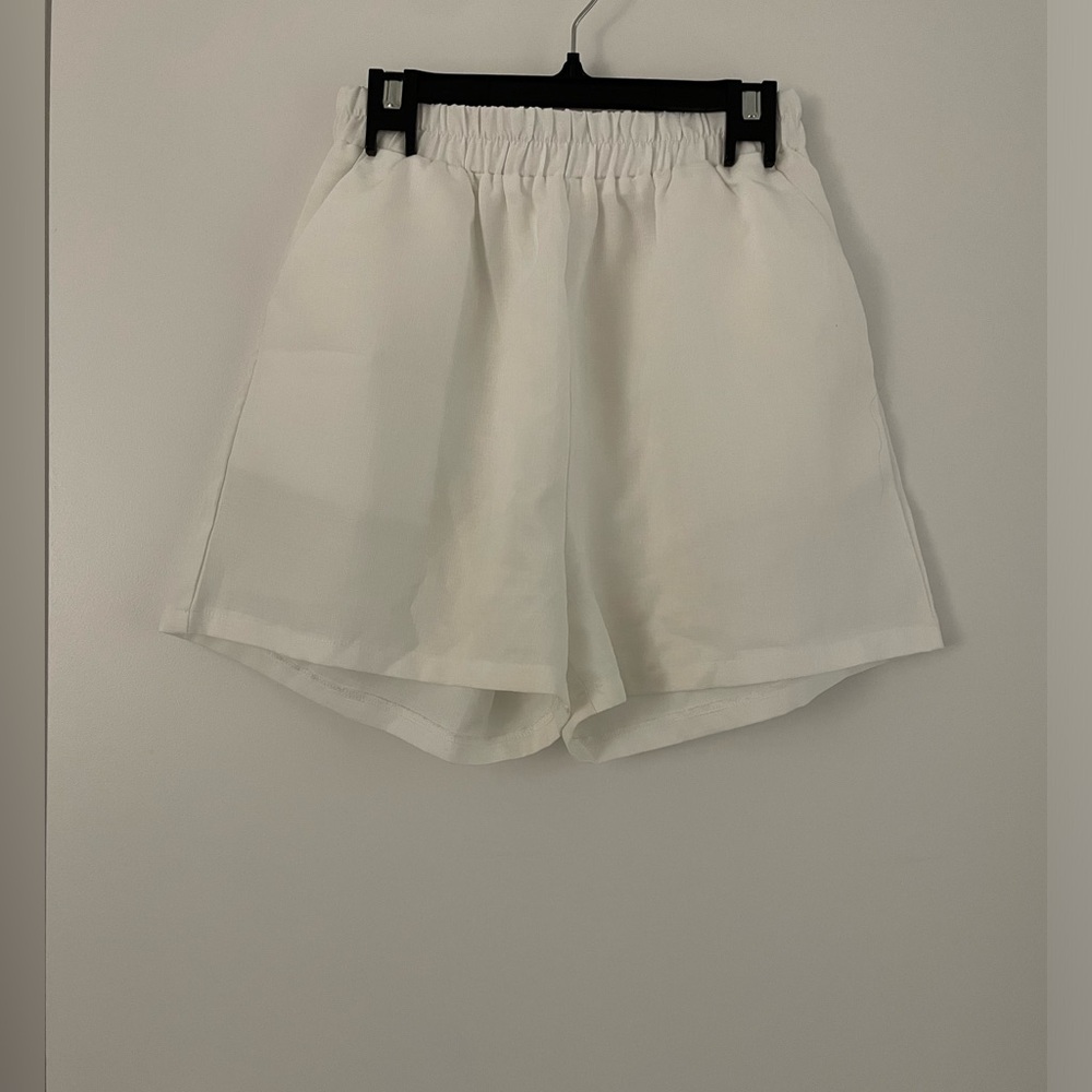 Pretty Little Thing White Shorts - size US 6